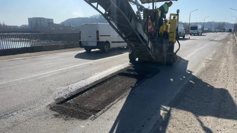 Дорожні служби оновлюють траси Н-09, Н-10 на Прикарпатті